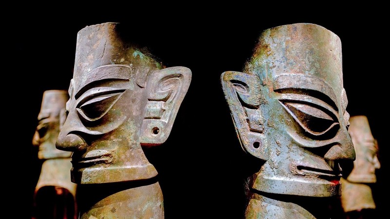 Sanxindui teritorijoje buvo rasta daug kitų artefaktų, tokių kaip keramika, bronziniai papuošalai, ginklai